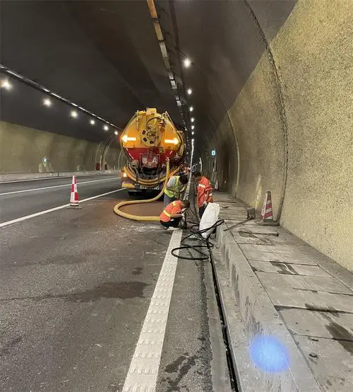 石景山隧道排水渠清淤